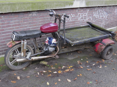 908119 Afbeelding van een krakkemikkige brommerbakfiets op de Mgr. van de Weteringstraat te utrecht.